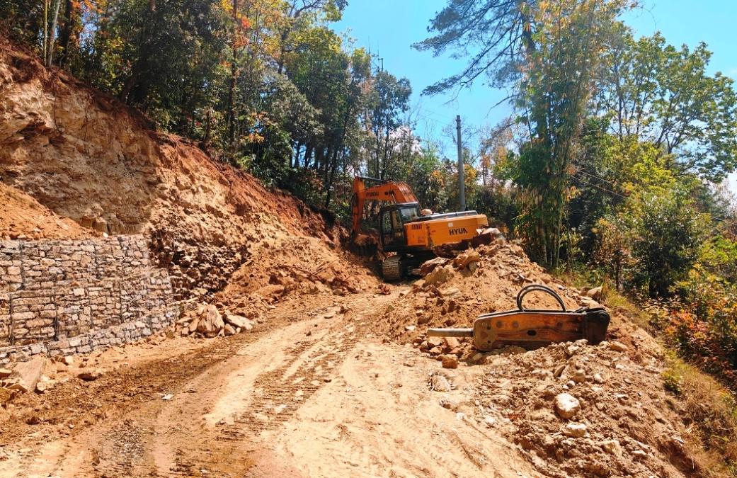 पानिघाट–देउराली सडकको स्तरोन्नति गरिँदै