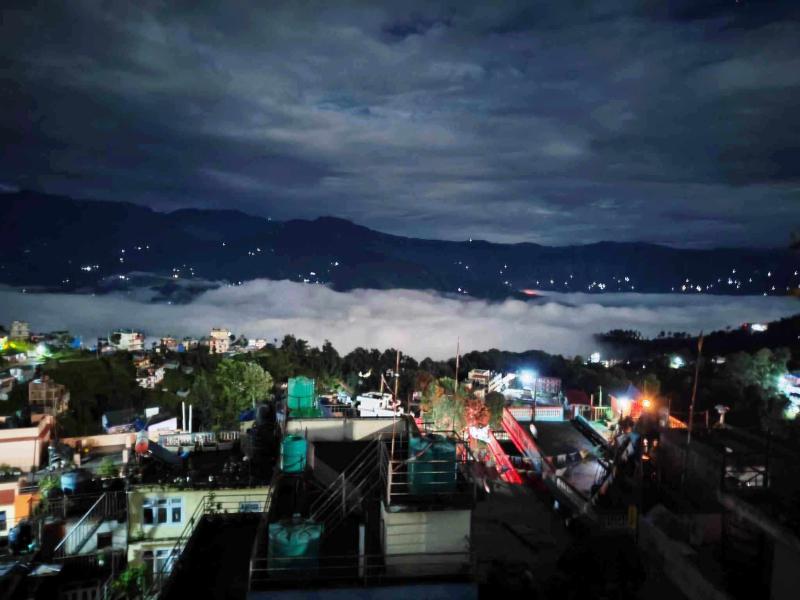 मध्ये रातमा देखिएको दोलखा सदरमुकाम चरिकोट आसपासको दृष्य