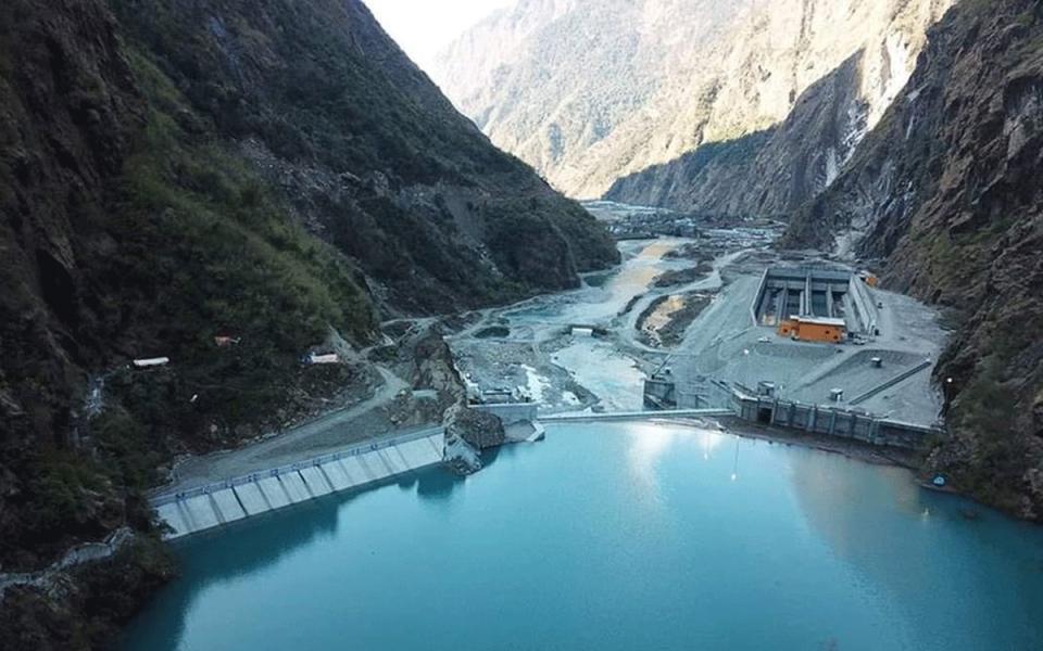 समान सेवासुविधा माग गर्दै अप्पर तामाकोशीका स्थानिय कर्मचारीहरु अन्दोलित