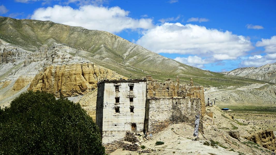 संरक्षणको पर्खाइमा चराङ दरबार