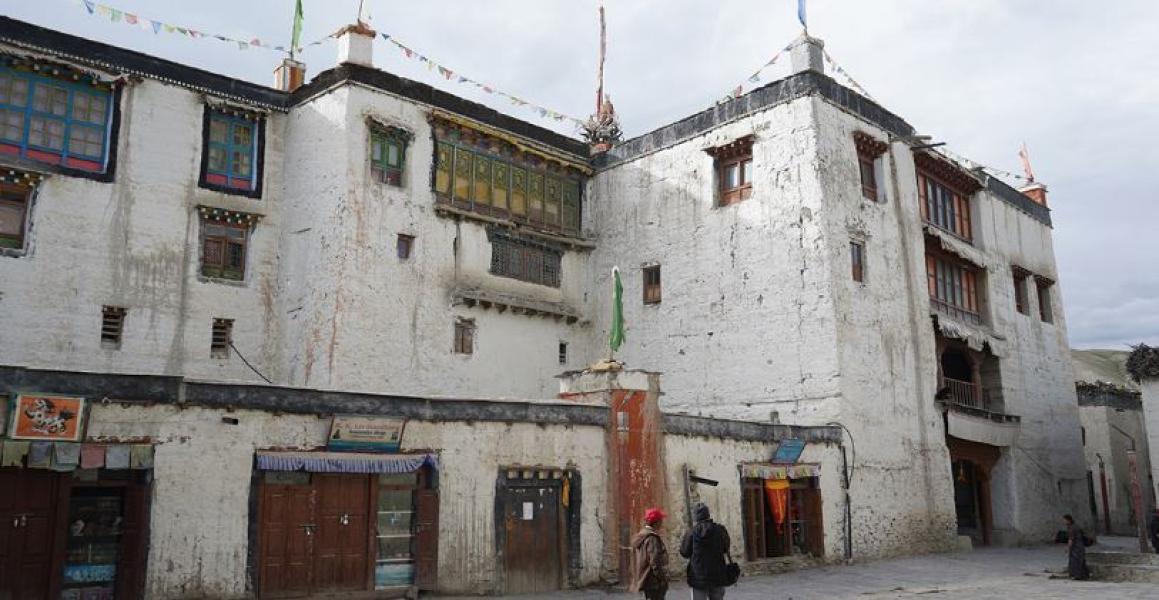 लोमान्थाङ बजारको चक्रपथ स्तरोन्नति सुरु