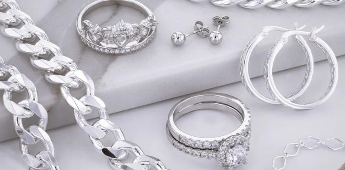 चाँदीका गहनासहित तीन पक्राउ