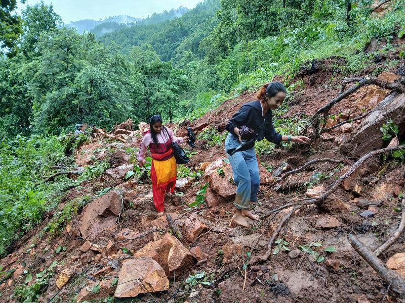 प्रमुख राजमार्ग अवरुद्ध हुँदा सार्वजनिक यातायात प्रभावित