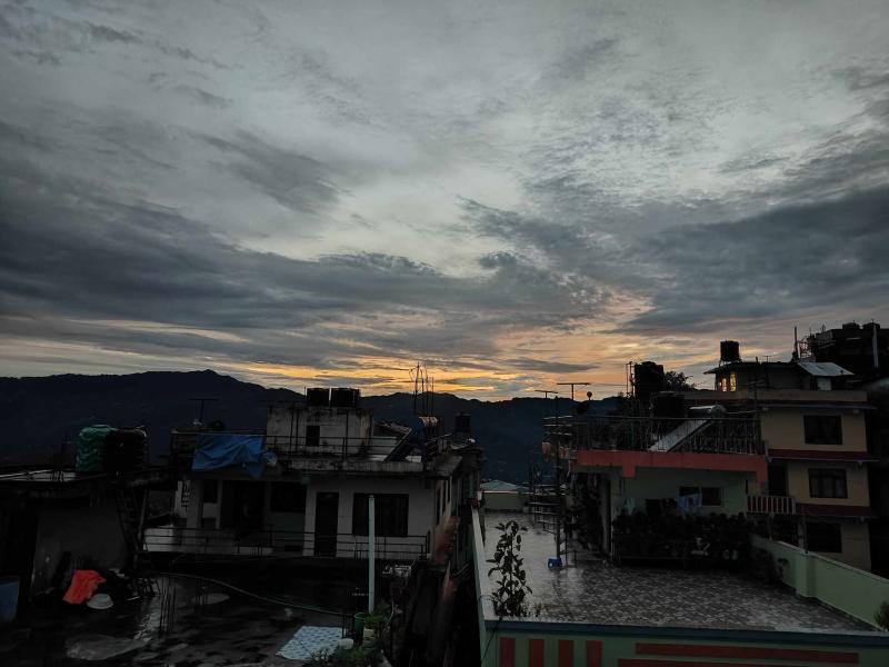 सन्ध्याकालमा चरिकोटबाट देखिएको दृष्य