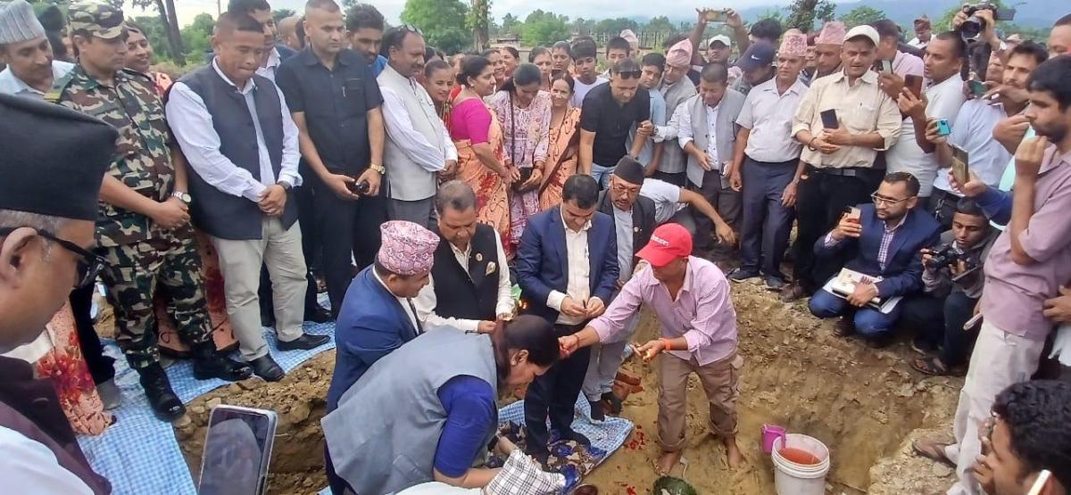 बर्दघाटमा बन्दै ट्रमा सेन्टर, स्वास्थ्यमन्त्री र सांसद विनोद चौधरीले गरे संयुक्त शिलान्यास