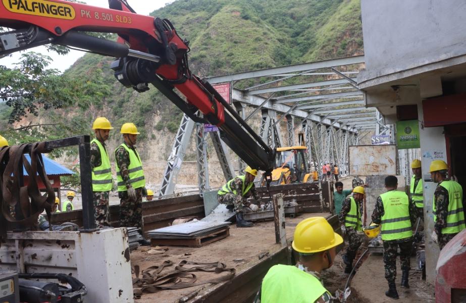 क्षतिग्रस्त सडक सञ्चालन अभियानमा सेना