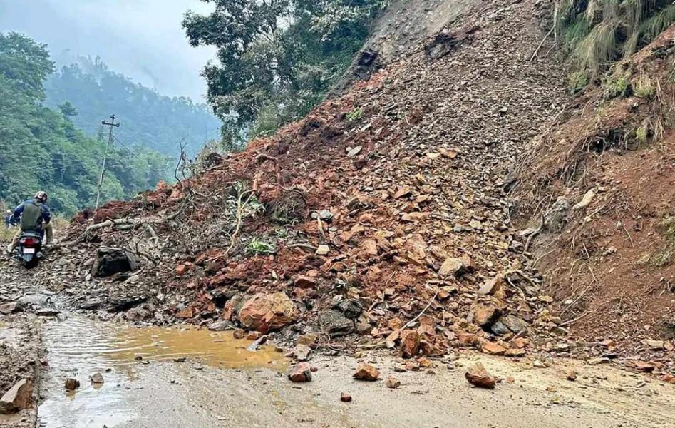 सुख्खा पहिरो खसेर अरनिको राजमार्ग अवरुद्ध