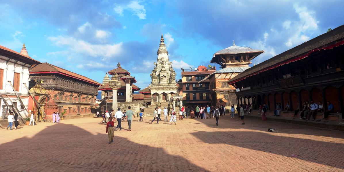 भक्तपुर दरबार क्षेत्रमा पर्यटक