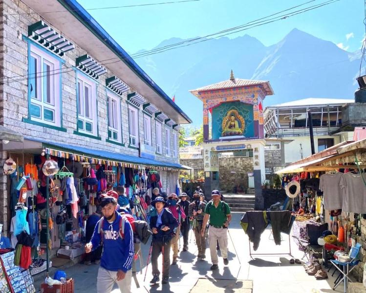 सगरमाथा आधारशिविरतर्फ जाँदै पर्यटक