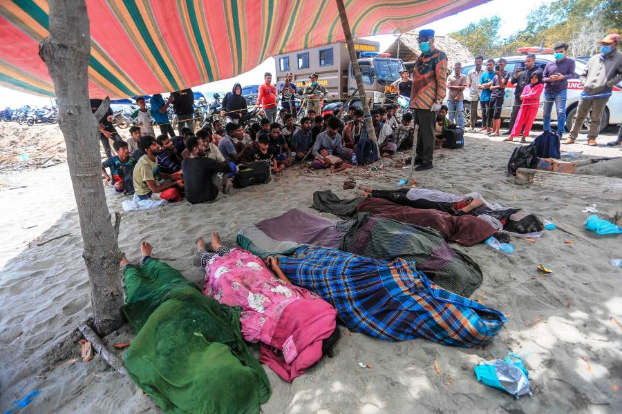 इन्डोनेसियाको समुद्री तटमा ९० रोहिङ्ग्या शरणार्थी अलपत्र अवस्थामा