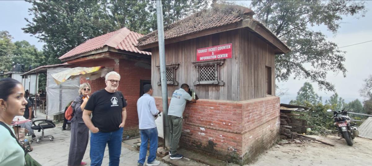 चागुनारायमा प्रवेश टिकट लिदै पर्यटक