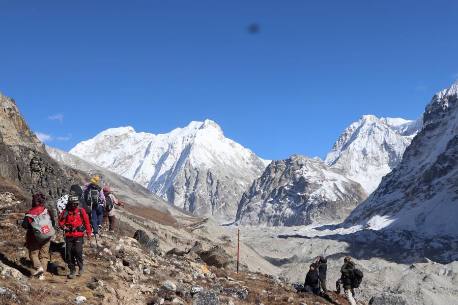 हिमालसँग रमाउन पुगेको पर्यटक