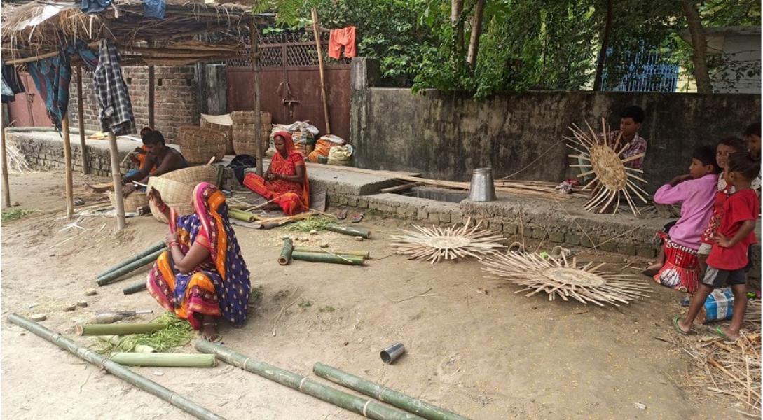 मरिक समुदाय छठका लागि बाँसका सामग्री बनाउन व्यस्त