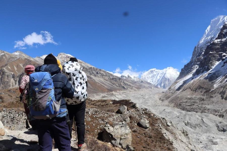 कञ्चनजङ्घा हिमालको आधार शिविर जाँदै गरेका पर्यटक