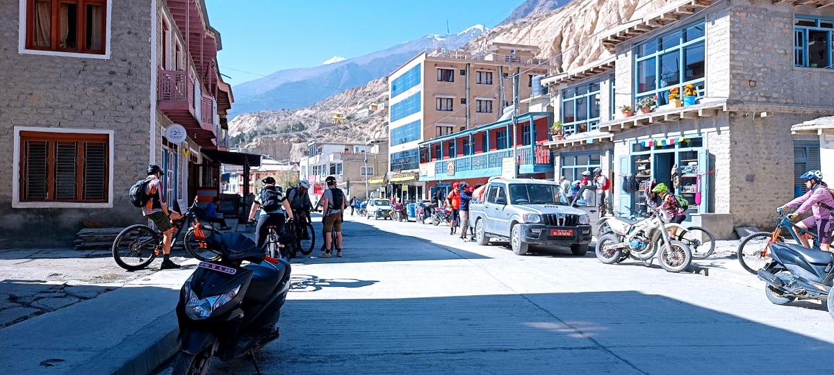 जोमसोममा रमाइरहेका पर्यटक