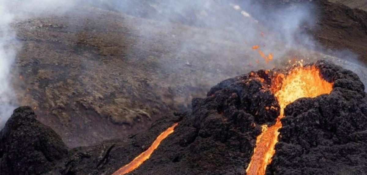 इन्डोनेसियामा ज्वालामुखी विस्फोट हुँदा १० जनाको मृत्यु