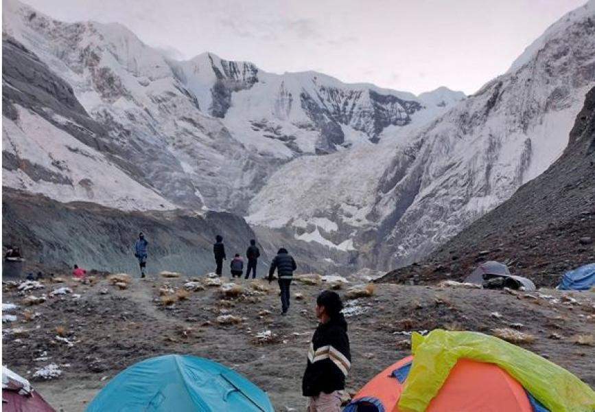अन्नपूर्ण आधार शिविर : पर्यटकसँगै फोहरको चुनौती