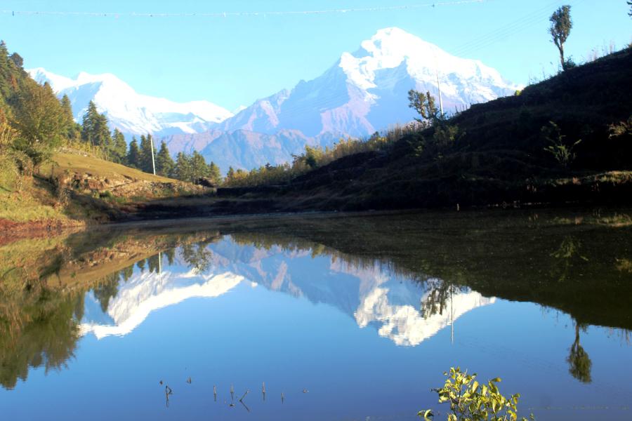 बराह ताल र हिमालको प्रतिविम्ब