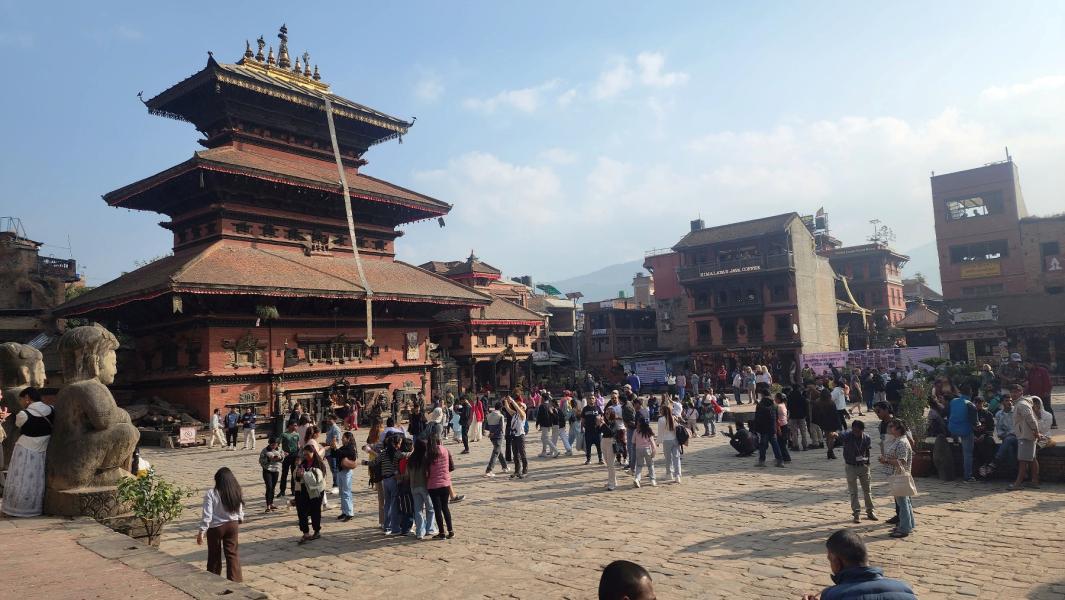 भक्तपुर दरबार क्षेत्रमा पर्यटक