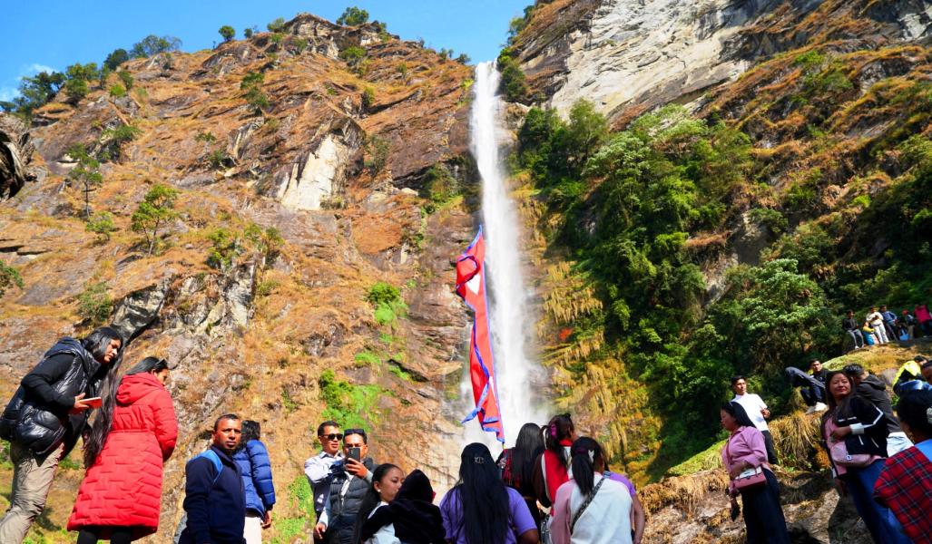 फुङफुङे झरनामा रमाउँदै पर्यटक