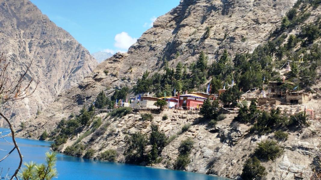 फोक्सुण्डो ताल किनारा रहेको गुम्बा