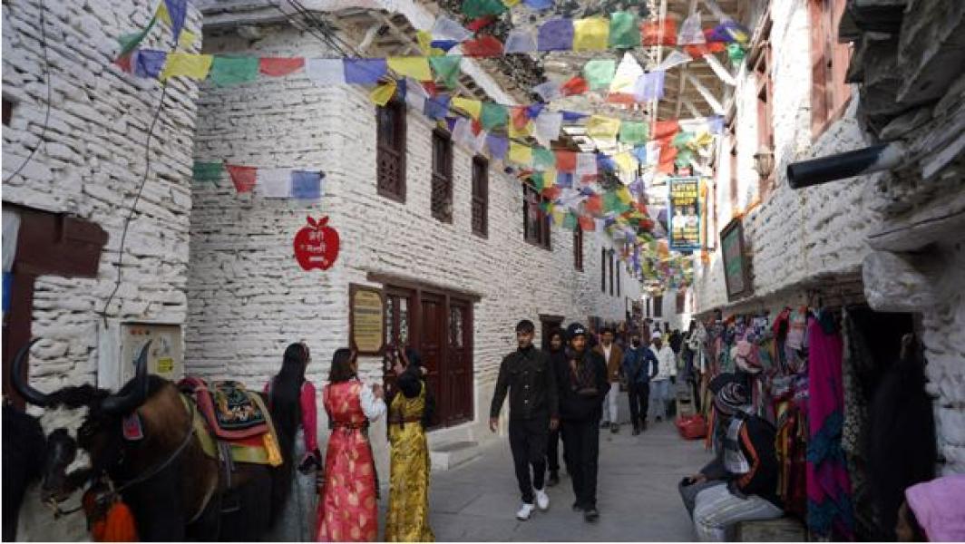 मार्फामा बढ्दै पर्यटक