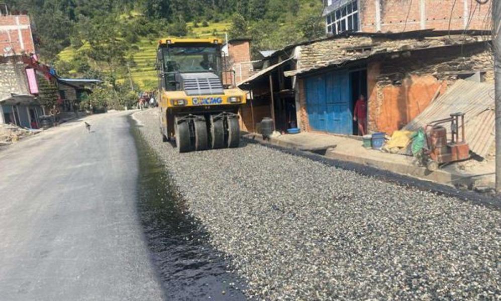 मध्यपहाडी लोकमार्गको बागलुङ खण्ड धमाधम कालोपत्र हुँदै