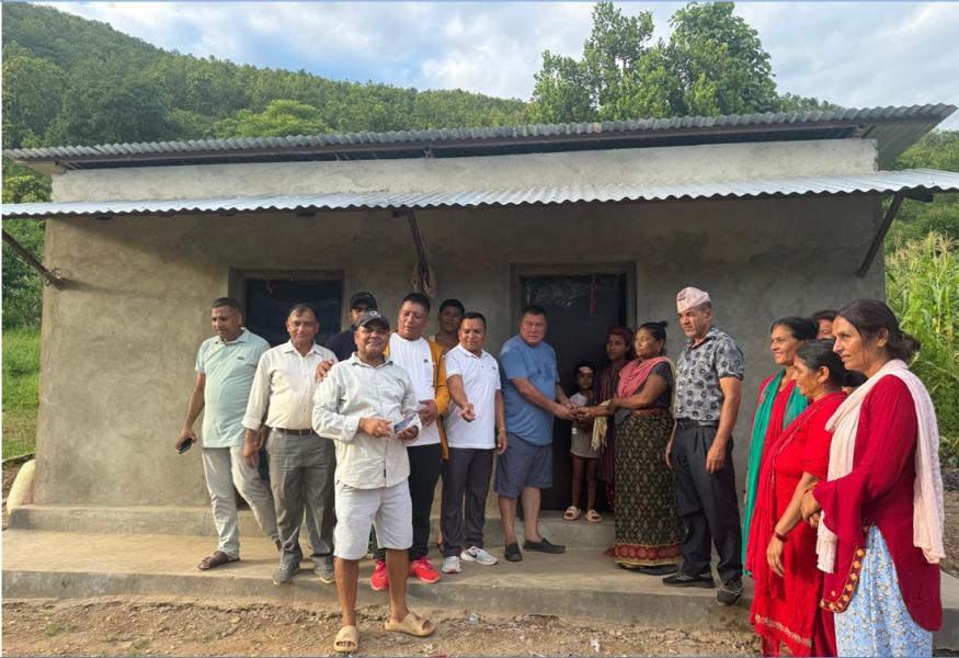 विपन्न परिवारलाई नगरपालिकाले दियो घर