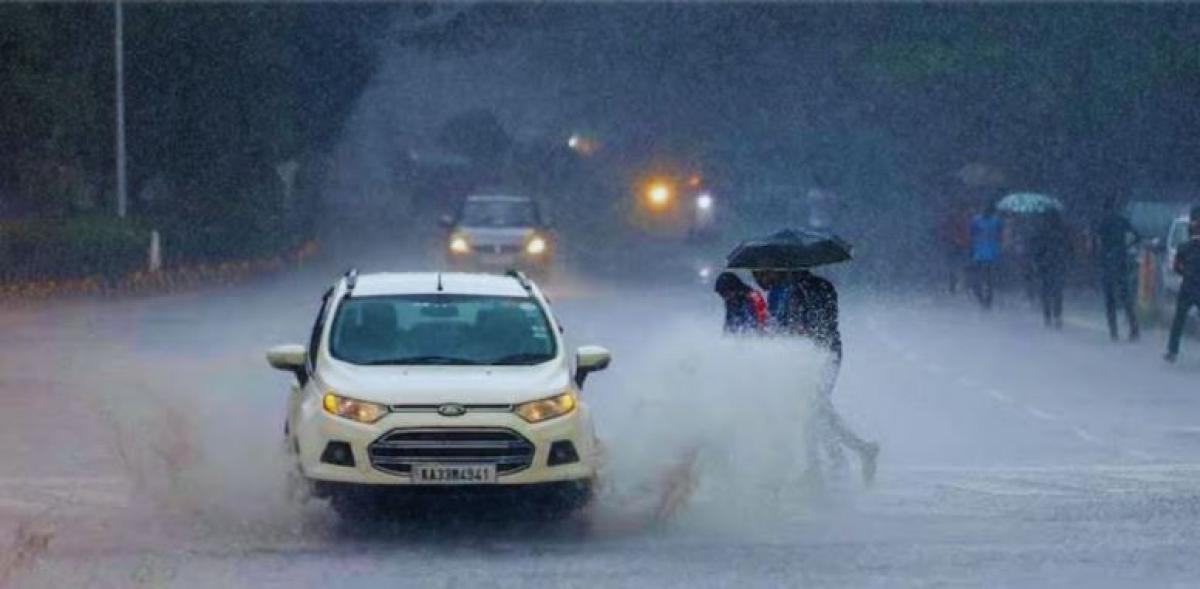 भारतमा आँधीका कारण विद्यालय बन्द