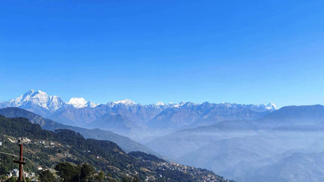 रोलवालिङ हिमशृङ्खलाका गौरिशंकर लगायतका हिमालहरु र दोलखाबजार