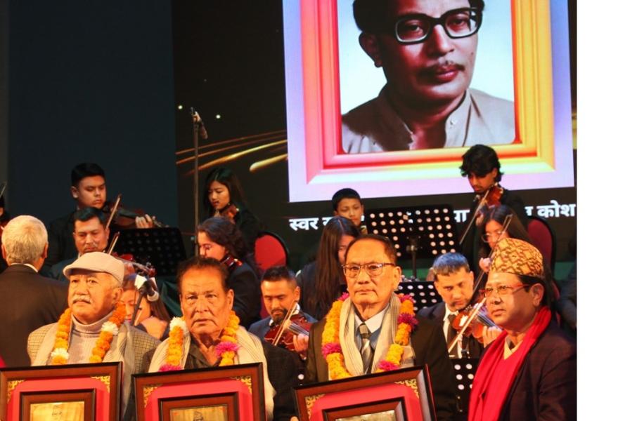 तीन श्रष्टा सम्मानित