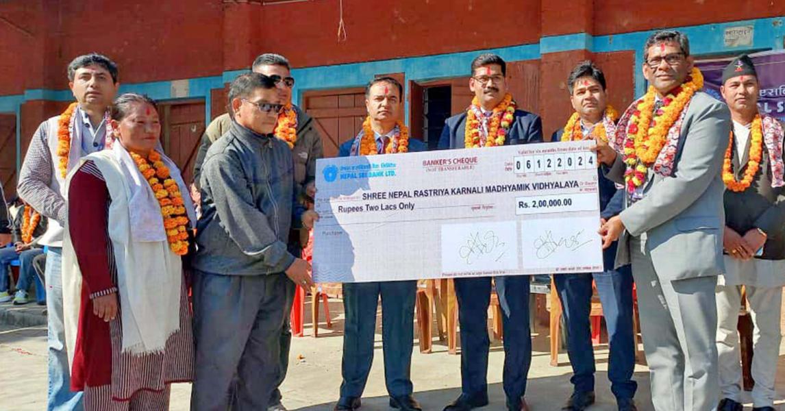 एसबिआई बैंकद्वारा दुई लाख सहयोग