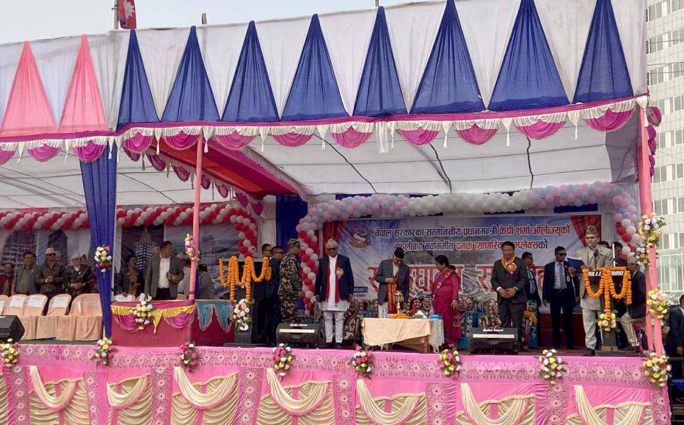 प्रधानमन्त्री ओलीद्वारा १८ तले 'दमक व्यापारिक कम्प्लेक्स' उद्घाटन