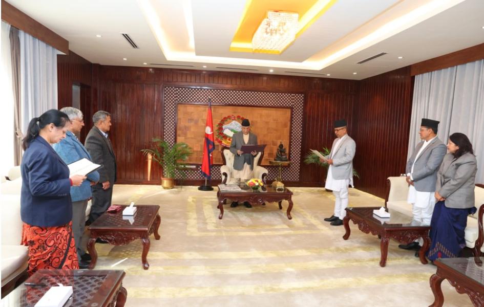 प्रमुख सूचनाआयुक्तले लिए शपथ