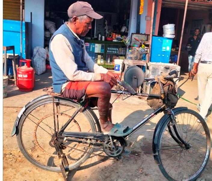 हतियारमा ‘धार’ लगाएर जीविकोपार्जन गरिरहेका ७० वर्षीय मुखिया