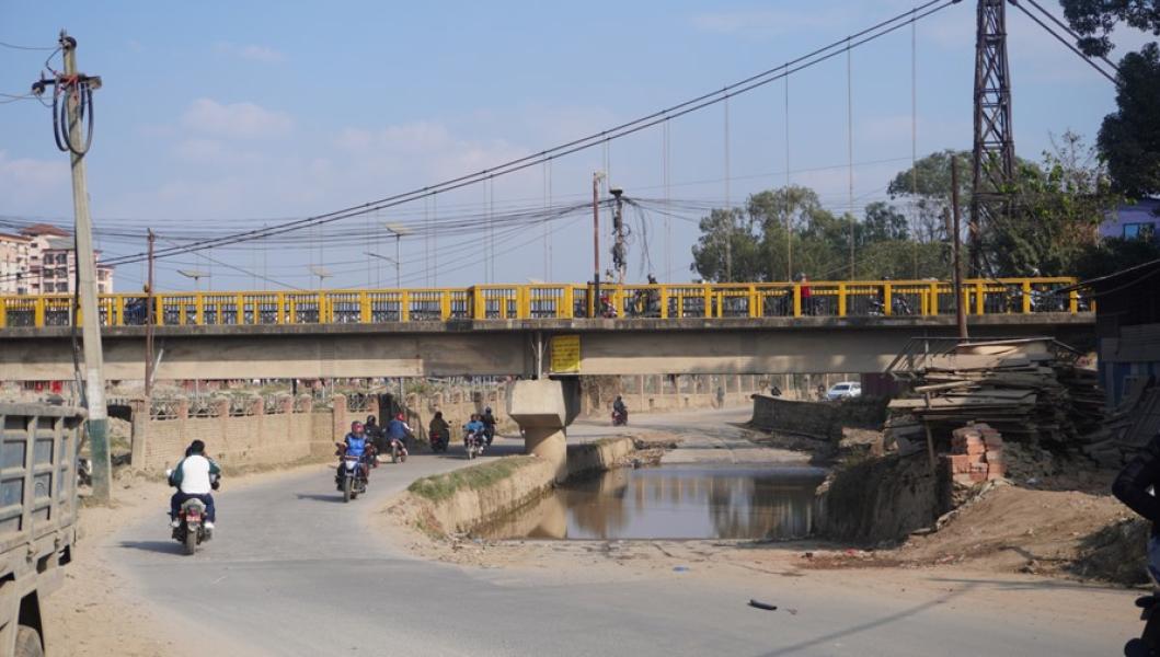 हिउँदमा पनि हटेन वाग्मती करिडोरको कालो पुलमुनि पानी जम्ने समस्या