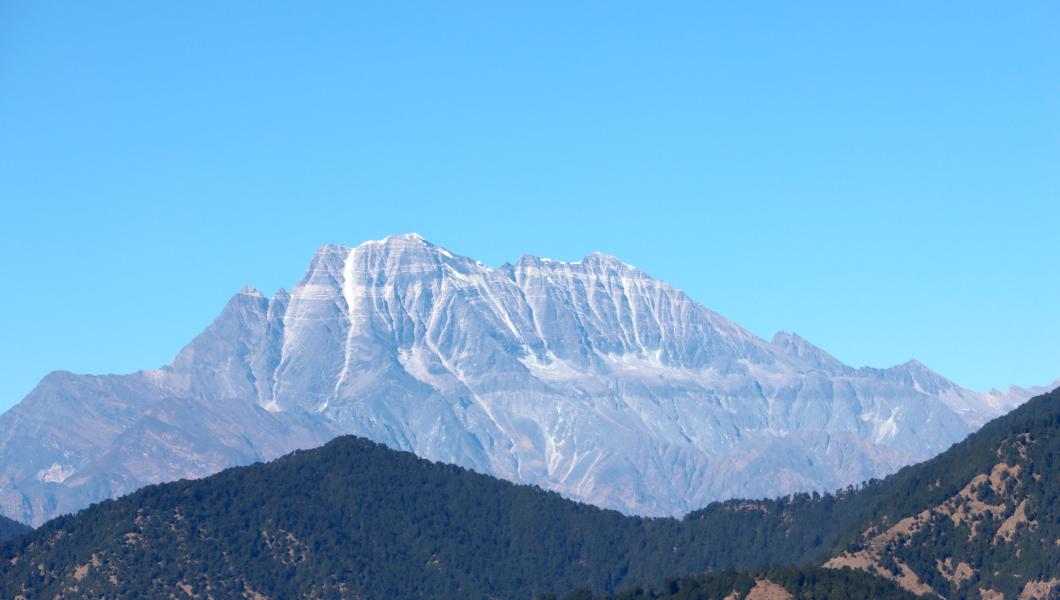 हिउँ बिनाको सिस्ने हिमाल