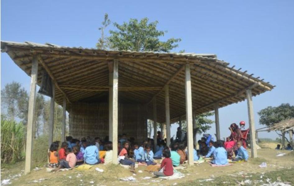 बोरा बिछ्याएर पढिरहेका विद्यार्थी र सात वर्षदेखि तलब नपाएका एक शिक्षकप्रति स्थानीय सरकार उदासीन भएको गुनासो