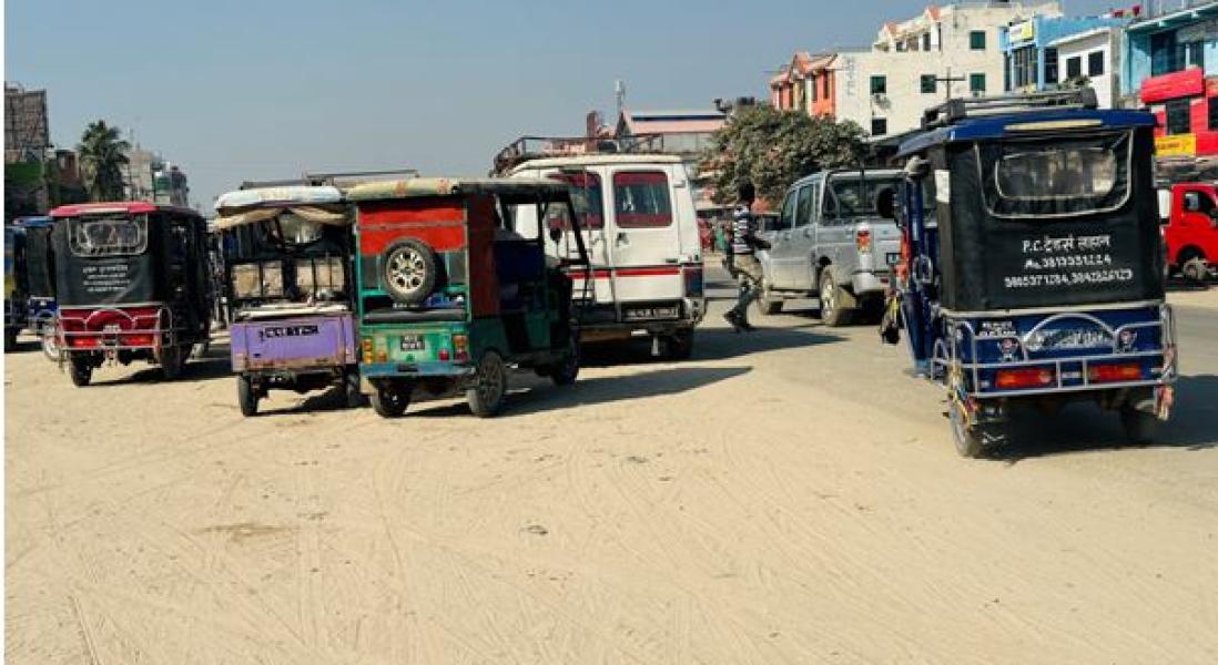 लहानमा अटो रिक्साको सङ्ख्या बृद्धि हुन थालेपछि ट्राफिक व्यवस्थापनमा समस्या