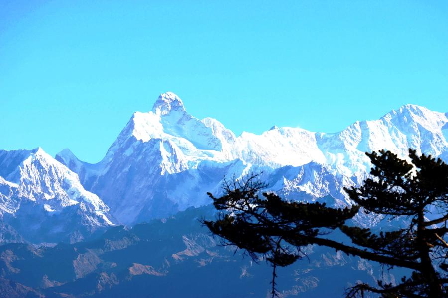 पाथीभराबाट देखिएको कुम्भकर्ण हिमाल