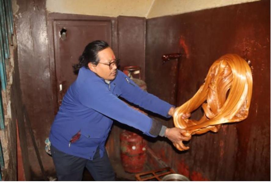 माघेसङ्क्रान्तिका लागि टोखामा चाकु बनाउन भ्याइनभ्याइ