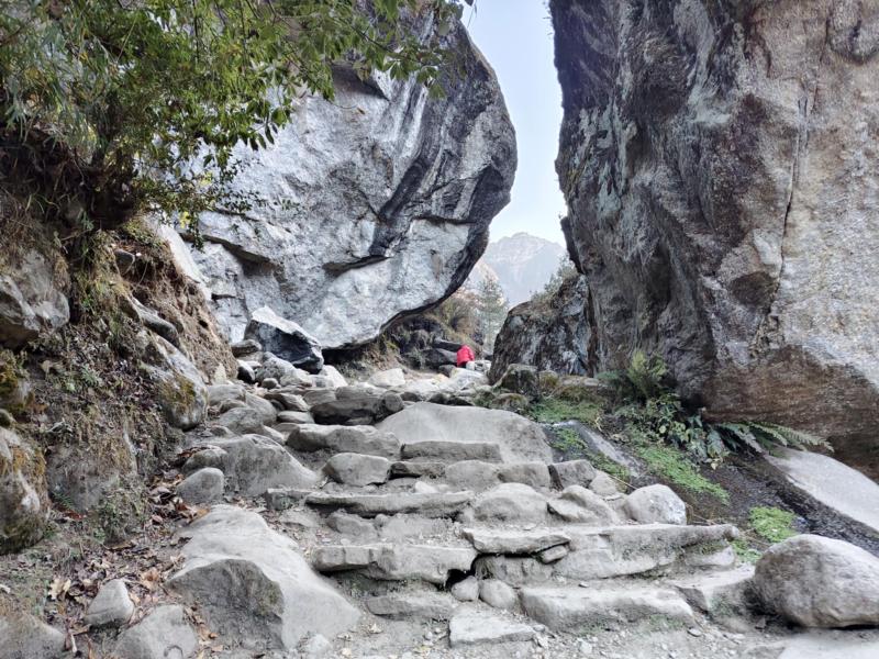 चट्टानमा पदमार्ग