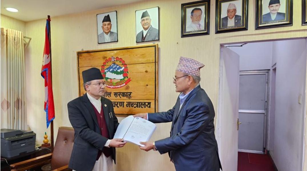 शुक्लाफाँटाका विस्थापितको समस्या समाधान आयोगद्वारा प्रतिवेदन पेस