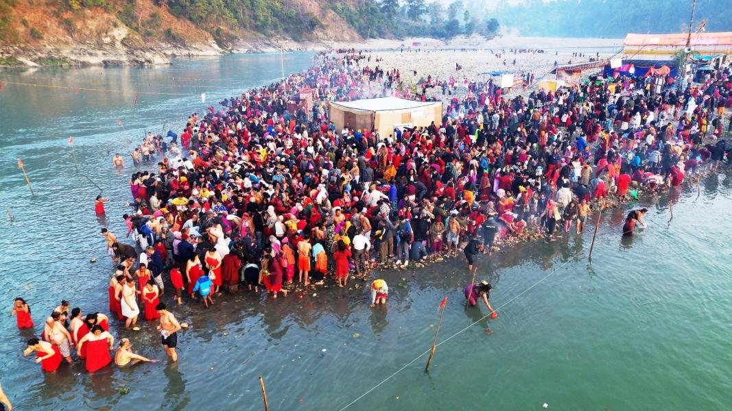 देवघाटमा मकरस्नान गर्दै भक्तजन