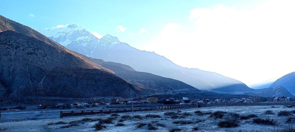 जोमसोम बजार र निलगिरि हिमाल