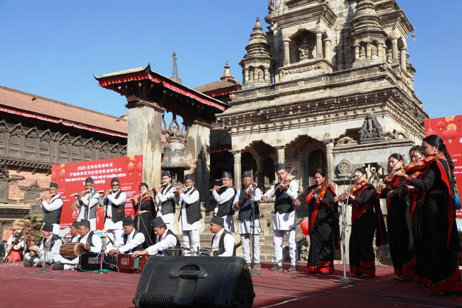 बासुरीको धुन प्रस्तुत गर्दै स्थानीय बासिन्दा
