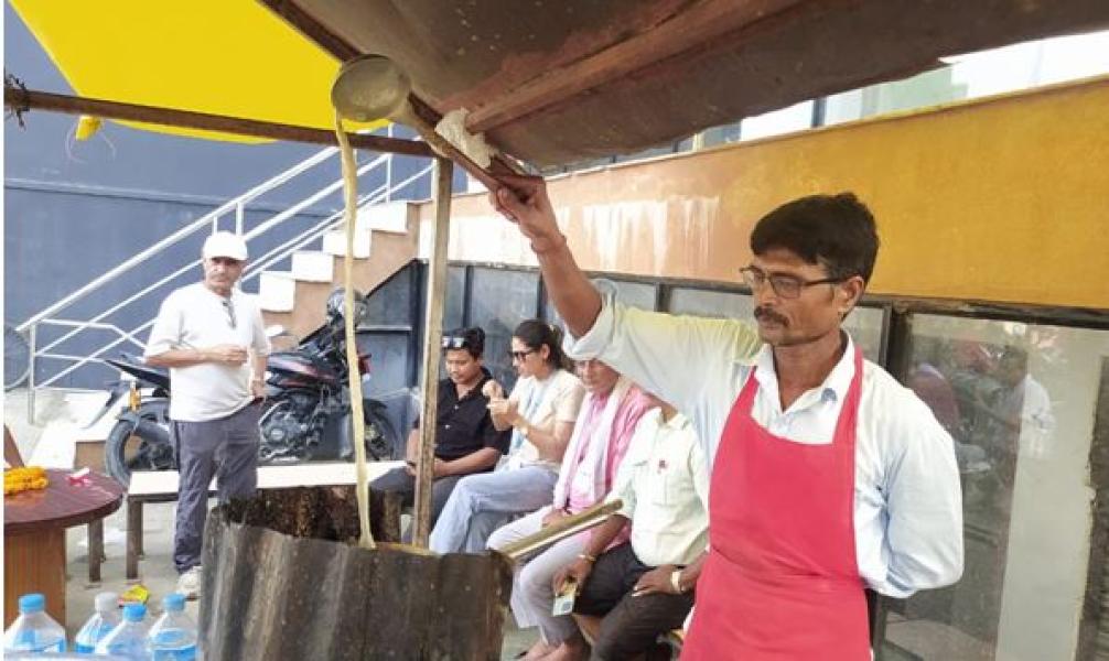 चिया बेचेरै मासिक एक लाख कमाउँछन् विनोद