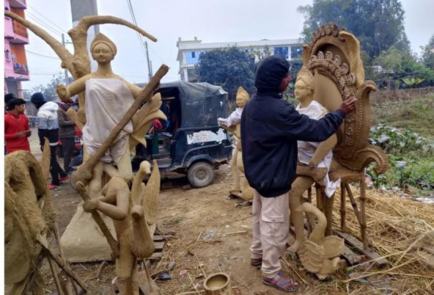 सरस्वती पूजाका लागि धमाधम मूर्ति बनाउँदै