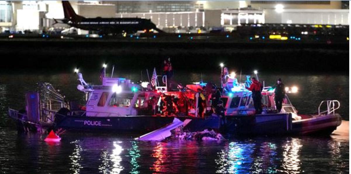 वासिङ्टनमा अमेरिकी सेनाको हेलिकप्टर र यात्रुबाहक विमान आपसमा ठोक्किएर दुर्घटना, कम्तीमा १८ जनाको शव फेला