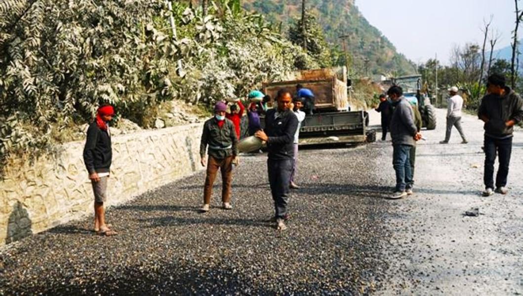 बेनी–दरवाङ सडकः रणवाङ–दरवाङ खण्डमा कालोपत्र सुरू